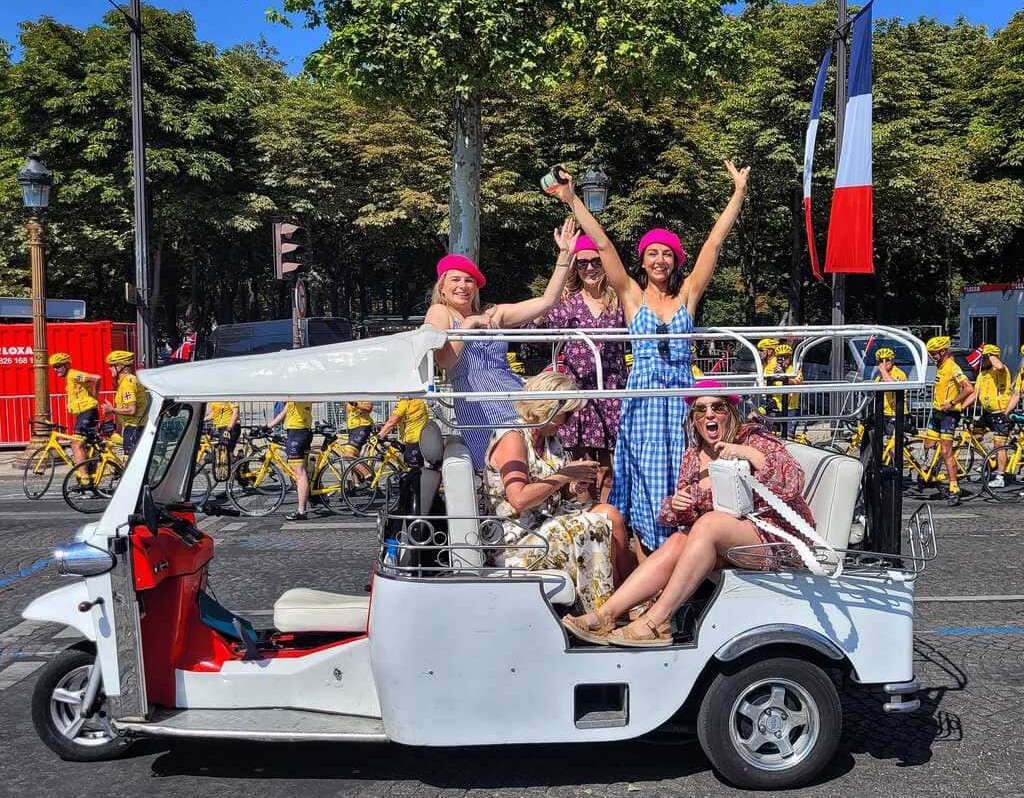 Transport en tuktuk à Paris - carte de Paris stylisée