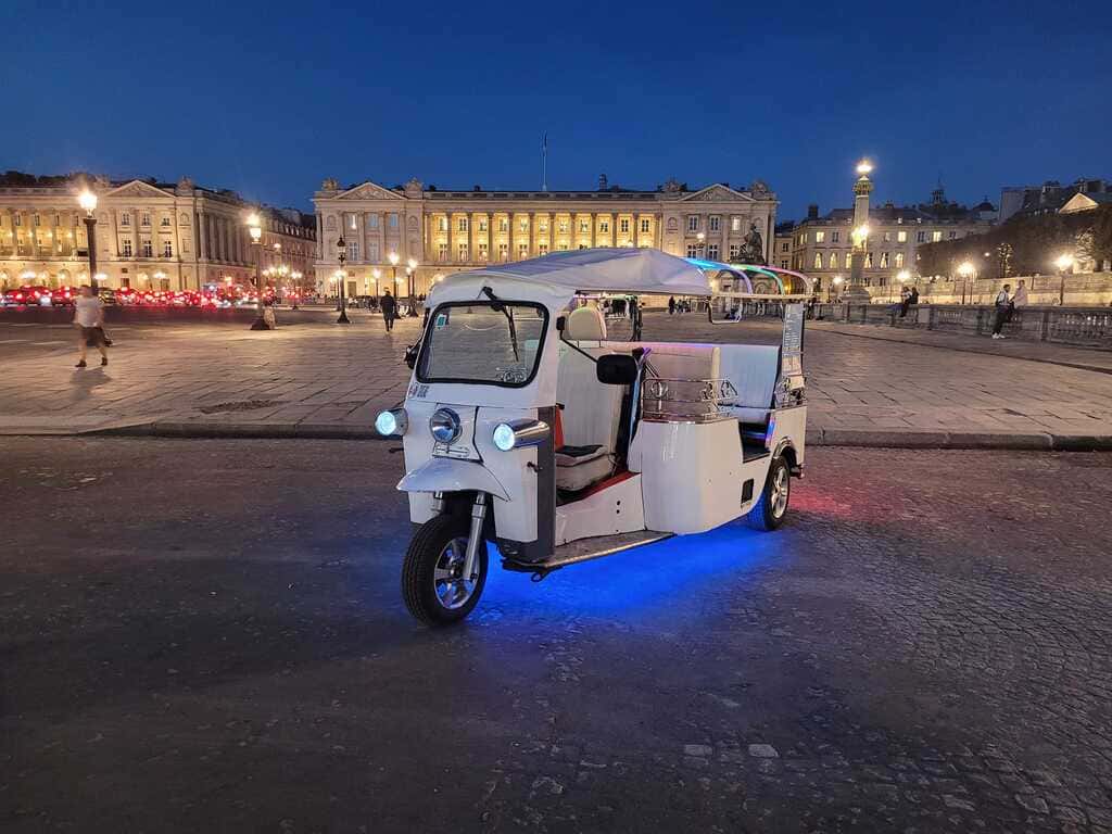 Transport en tuktuk à Paris - carte de Paris stylisée